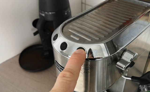 DeLonghi entkalken - Damp Button drücken