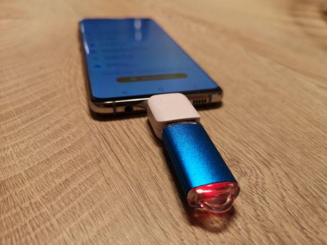 Smartphone mit OTG Adapter