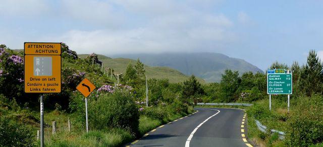 Irland Linksverkehr Straßenschild