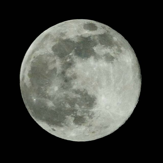 Mond aufgenommen mit einer Bridge Kamera