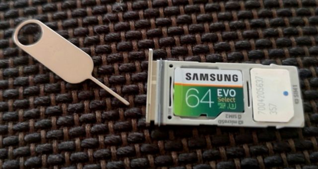 MicroSD neu einlegen