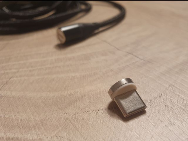 Magnetisches Ladekabel mit Konnektor