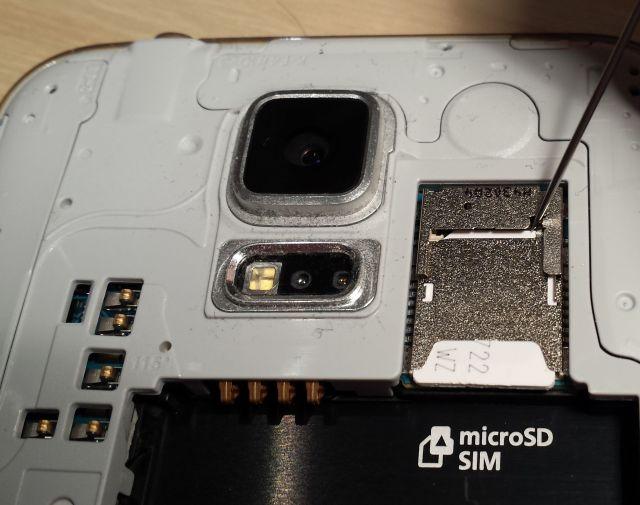 Samsung Galaxy S5 Sim Karte entfernen aus Karten-Slot
